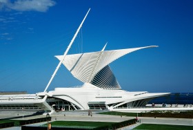 Muzeum Sztuki Nowoczesnej w Milwaukee. Projekt – Santiago Calatrava. Bryła muzeum ma od razu informować, że jego zbiory gromadzą dzieła sztuki nowoczesnej.