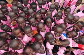 Świat przez lata przyjmował na siebie zobowiązania należące do instytucji rządowych Sudanu. Na fot. dzieci uczestniczące w programie finansowanym przez amerykańską agencję USAID.