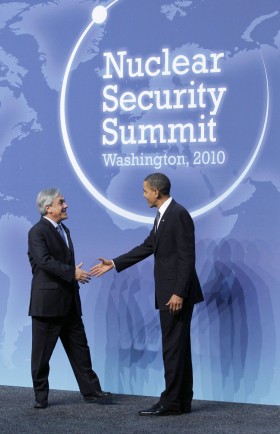 Prezydent Barack Obama wita prezydenta Chile Sebastiana Piñerę podczas międzynarodowego szczytu dotyczącego bezpieczeństwa nuklearnego.