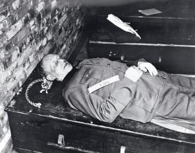 Pośmiertna fotografia straconego Alfreda Jodla, Norymberga, 1946 r.