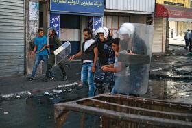 Oddział policji palestyńskiej na ulicach Hebronu; dla radykalnych Palestyńczyków także wróg.