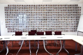 Siedziba Alior Banku w Warszawie. Na ścianie sali konferencyjnej zdjęcia kilkuset pierwszych pracowników.