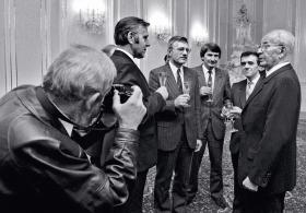 Husak (pierwszy z prawej) podczas eleganckiego przekazania władzy na zamku praskim - 10 grudnia 1989 r. Czwarty z prawej stoi Vaclav Klaus.