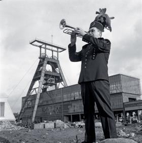 Odegranie hejnału przed szybem głównym kopalni miedzi, Lubin, 1969 r.