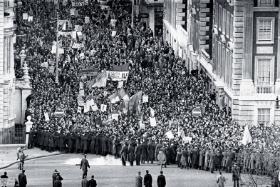 Studencka manifestacja pod amerykańską ambasadą, Londyn, 1968 r.