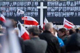 Sobota, 17.04.2010. Plac Piłsudskiego zaludnił się. Zgromadził ludzi ze wszystkich stron Polski. Tak żegnali tych, którzy tragicznie zginęli w katastrofie.
