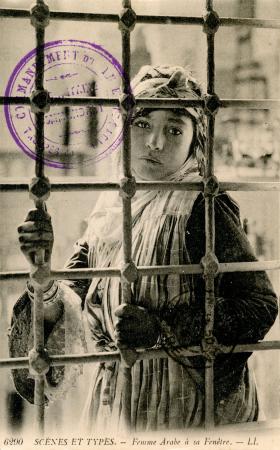 Młoda Arabka spoglądająca przez okno (pocz. XX w., Egipt).