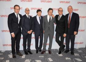 Tom McCarthy, Stanley Tucci, Mike Rezendes, Mark Ruffalo, Michael Keaton i Walter „Robby” Robinson na premierze filmu „Spotlight” w Londynie.