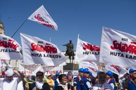 Manifestacja związkowców z Solidarności przeciwko podwyższaniu wieku emerytalnego przed Pałacem Prezydenckim. Marzec 2012 r.