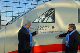 Minister spraw zagranicznych Frank-Walter Steinmeier i szef kolei niemickich Hartmut Mehdorn prezentują logo niemieckiej prezydencji (styczeń-grudzień 2007 r.).