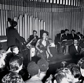 U Billie Holiday mankamentem był sam głos o niezbyt szerokiej skali, nie tak czysty jak choćby u Elli Fitzgerald.