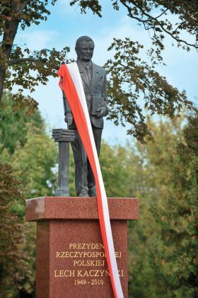 Pomnik prezydenta Lecha Kaczyńskiego (z programem PiS w ręce) w Siedlcach