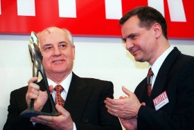 Michaił Gorbaczow odbiera z rąk Jerzego Baczyńskiego, redaktora naczelnego POLITYKI nagrodę 'Kamień milowy' , dla ludzi którzy swym postępowaniem skierowali losy państw i narodów na nowe tory.