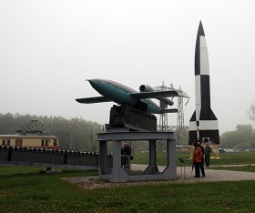 Penneműnde, muzeum w byłym niemieckim ośrodku rakietowym, z lewej V-1,  z prawej V-2.