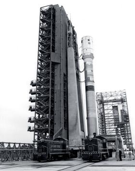 Najpotężniejsza 40 lat temu amerykańska rakieta nośna Titan IIIE-Centaur gotowa do startu z sondą Voyager 1 na pokładzie.