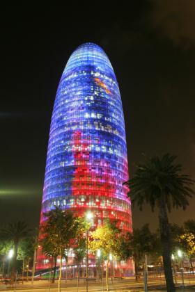 Barcelona – Torre Abgar. Ikona nowoczesnej hiszpańskiej architektury i dzieło Jeana Nouvela. W wysokim na 144 metry biurowcu pomieściło się 38 pięter. Z zewnątrz obiekt jest podświetlany czterema tysiącami różnokolorowych świateł LED, tworzących na jego ścianach rozmaite mozaiki. Przygotowując projekt, Nouvel inspirował się Gaudim i wzgórzem Monserat. Powstał tak jeden z ciekawszych budynków Barcelony, pod względem innowacyjności zestawiany z Sagrada Familia. Kontrowersyjny, wtopił się już naturalnie w miejski krajobraz.