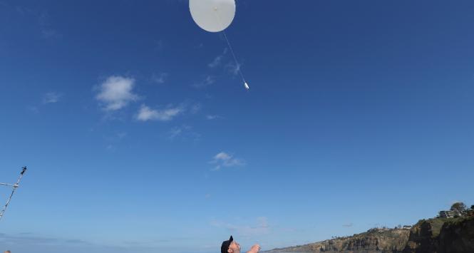 Balon meteorologiczny wypuszczany z Scripps Pier w San Diego w ramach eksperymentu klimatycznego