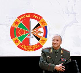 Minister obrony Białorusi Oleg Biełokoniew podczas konferencji prasowej dotyczącej manewrów Zapad-2017