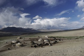 Znajduje się tu kilkanaście osad kirgiskich nomadów. Widok na osadę Irghail w centrum Małego Pamiru.