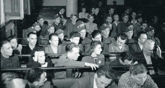 Pierwszy dzień procesu członków Zrzeszenia Wolność i Niezawisłośc (WiN), oskarżonych o działalność szpiegowską. Rozprawa toczyła się przed Wojskowym Sądem Rejonowym. Warszawa, sierpień 1947 r.