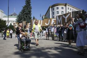 Protesty opiekunów osób niepełnosprawnych pod Sejmem cieszyły się dużym poparciem społecznym.