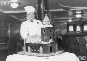 Swojska atmosfera podczas podróży na transatlantyku „Batory” w 1937 r. Model kościoła z migdałów prezentowany w sali jadalnej przez kuchmistrza Kanabusa.