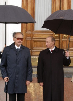 Wojciech Jaruzelski z Władimirem Putinem podczas parady zwycięstwa w Moskwie w maju 2005 r.