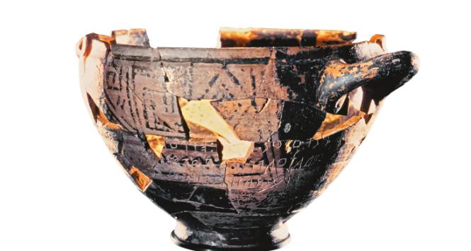 Na tym kielichu z VIII w. p.n.e. wydrapano erotyczny kuplet: Jestem czarą Nestora, z której wygodnie się pije; kto zaś napije się z tej czary, tego natychmiast ogarnie pragnienie pięknie wieńczonej Afrodyty. przekład: Włodzimierz Appel