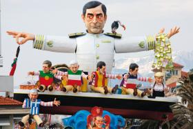 Karnawałowe kukły podczas parady we włoskim Viareggio: Mario Draghi z sępem na ramieniu oraz przywódcy Unii, luty 2012 r.