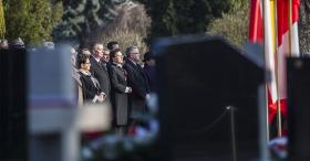 Polskie władze oddały hołd ofiarom pod pomnikiem na warszawskich Powązkach