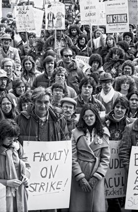 Strajk studentów i wykładowców Boston University, 1979 r. Na pierwszym planie profesor Howard Zinn.