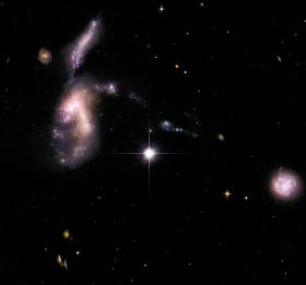 25 tys. lat świetlnych za Syriuszem (jsna gwiazda w centrum) dogorywa coś, co dawno temu było galaktyką liczącą kilkanaście miliardów gwiazd