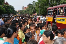 Tłum wypatruje nadejścia Banerjee trasą z pałacu gubernatora, gdzie zaprzysiężono ją na premiera, do Budynku Pisarzy, siedziby władz stanowych w Kalkucie.