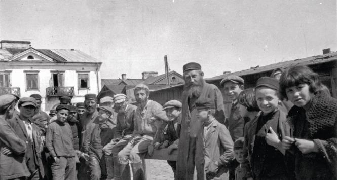 Żydzi na rynku w Kazimierzu Donym, 1928 r.