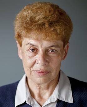 Prof. Teresa Hołówka pracuje w Zakładzie Logiki Instytutu Filozofii Uniwersytetu Warszawskiego. Zajmuje się teorią argumentacji i błędami logicznymi.