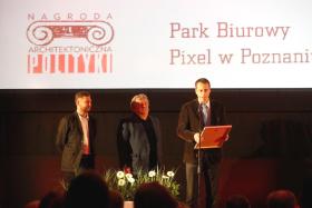 Pracownia JEMS Architekci, po raz drugi nominowana do Nagrody Architektonicznej, w tym roku za Park Biurowy PIXEL w Poznaniu (od prawej: Marcin Sadowski, Olgierd Jagiełlo i Paweł Natkaniec).