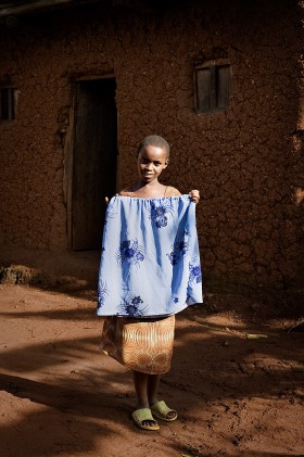 Claudine Mukangengi, 11 lat. Ma 3 młodszych braci. Ojca nie ma. Pomaga w domu. SPÓDNICĘ - tylko na niedzielę do kościoła - kupiła jej mama. Marzy, by mieć ubranie do szkoły i buty (wymagane są specjalne ubrania szkolne). Chce być nauczycielką. Karama