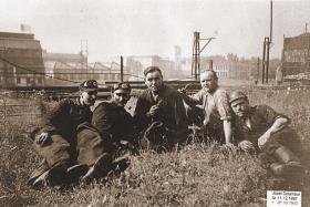Pierwszy z lewej Józef Dziambor, który nie przeżył wywózki do ZSRR, fot. z 1945 r.