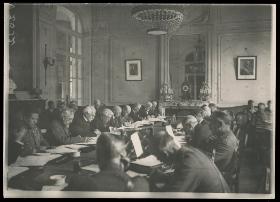 Paryż, 1919. Posiedzenie delegatów konferencji pokojowej. Fot. Biblioteka Kongresu w Waszyngtonie.