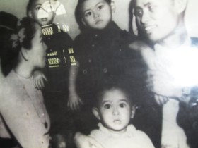 Dwuletnia noblistka na pierwszym planie, z rodziną - pochodzi z ranguńskiego muzeum poświęconego pamięci jej ojca