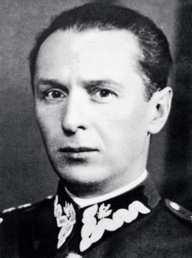 Gen. Stanisław Tatar, szef operacji KG AK, odnosił się z rezerwą do idei powstania w Warszawie.