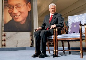 Chiński działacz praw człowieka Liu Xiaobo nie mógł odebrać pokojowej Nagrody Nobla. Władze komunistyczne nie wypuściły też na ceremonię w Oslo jego żony ani nikogo z rodziny. Liu odsiaduje wyrok 11 lat więzienia za pokojową walkę o demokrację w Chinach.
