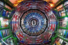 Detektor Compact Muon Selenoid  (CMS) przy Wielkim Zderzaczu Hadronów.