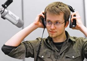 Jakub Janiszewski jest dziennikarzem Radia TOK FM, prowadzi audycję „Połączenie”.