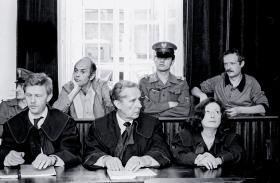 Jacek Kuroń i Adam Michnik z broniącymi ich adwokatami podczas procesu działaczy KOR, lipiec 1984 r.