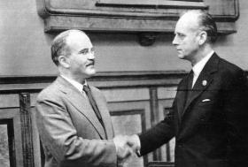 Wiaczesław Mołotow (z lewej) i Joachim von Ribbentrop