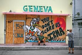 „Nie przestraszysz nas, Irmo” – graffiti w South Beach w Miami. Nawiedzające Florydę co roku huragany nie zniechęcają turystów ani miejscowych.