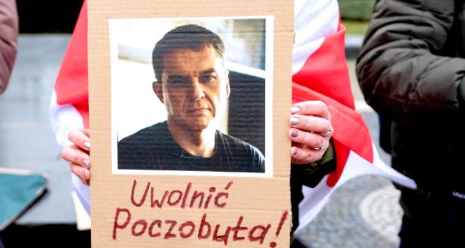 „Uwolnić Poczobuta”, protest na pl. Adama Mickiewicza w Poznaniu, luty 2023 r.