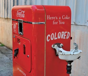 Rasistowski automat z colą i wodą z lat 50. Z jednej strony mogli korzystać z niego kolorowi, z drugiej biali.