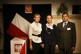 Wybory do Parlamentu Europejskiego 2009. Członkowie OKW w Łazach (od lewej) Mariola Pawlak, Gajewska Weronika - przewodnicząca, Sławomir Srzałkowski.